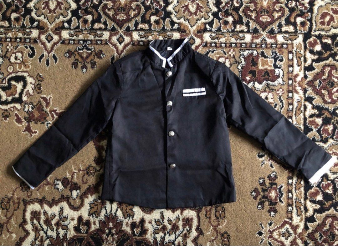 blazer jas outer anak (Kategori: 4 hingga 7 tahun) berada di Cileungsi. Dikirim oleh dizzle25 (ID iklan 1370856152, Gambar 1). Deskripsi: blazer anak hitam berfuring ganteng bgtt bun🥰💗 perfect condition🤍 japan brand ld: 76cm saat dikancing. free size saat dibuka panjang : 48cm not zara not uniqlo not hnm branded kondangan pesta party boy wisuda.
