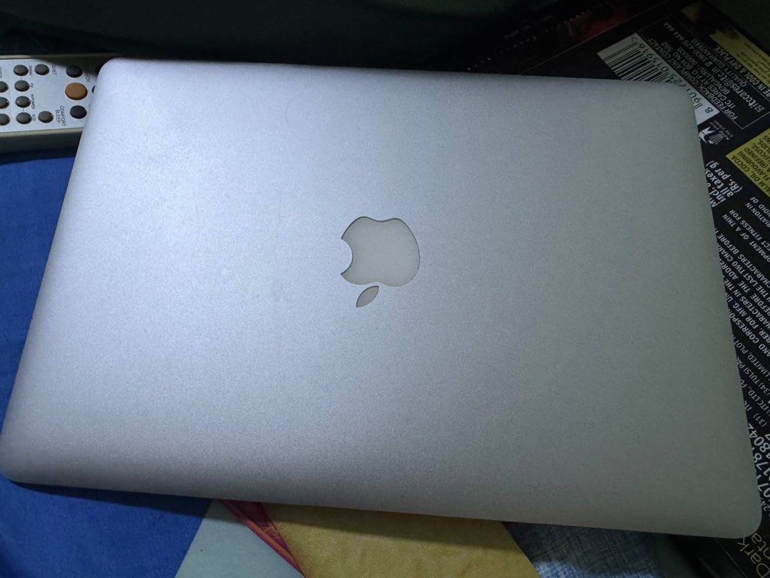 (Brand New Original Battery) MacBook Air 13 inch (Category: Laptops & Notebooks) located in Singapore. Submitted by jxt96 (Listing ID 1370906587, Image 3). Description: 8gb RAM 250GB SSD Battery count: 2 (1-year warranty) OS formatted Office & Adobe installed for free Negotiable, fast deal $300 Ready to collect and use Used only for my university days, selling as I got a new laptop. .