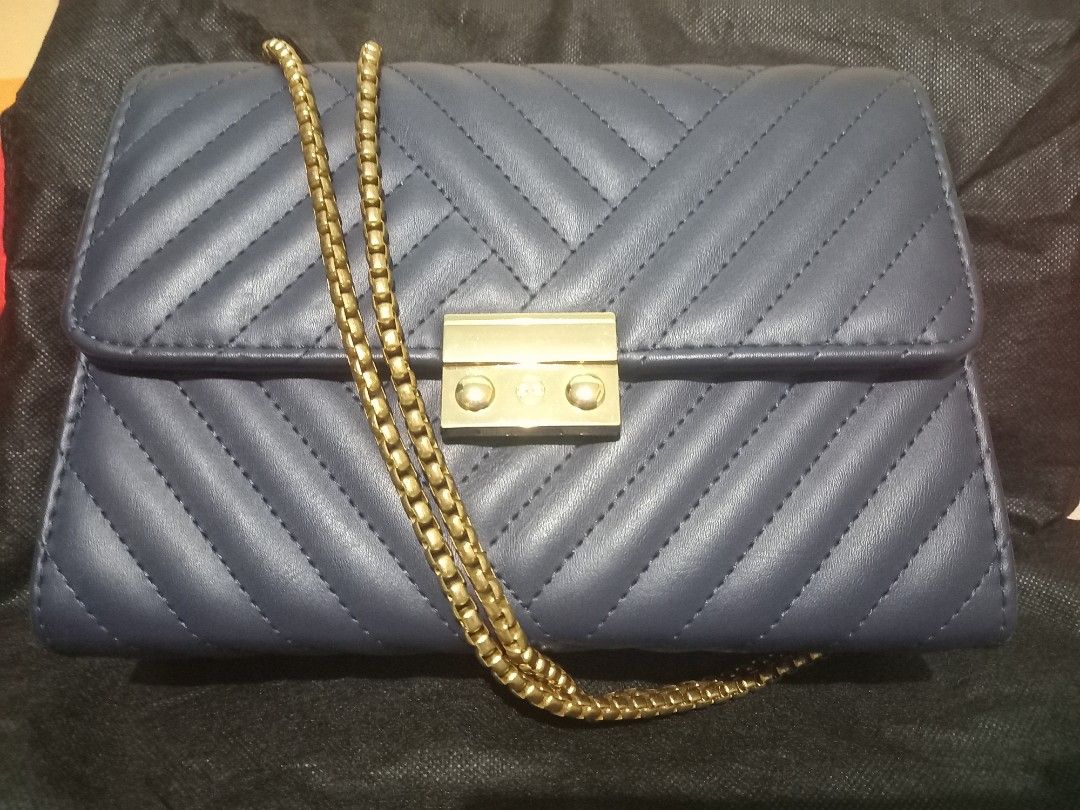 Chain shoulder bag dark blue (Category: Shoulder Bags) located in Tagbilaran City. Submitted by m_j_y_m.turtle (Listing ID 1370956493, Image 2). Description: used only 2-3 times good as new chain can be adjusted as shoulder or sling type.