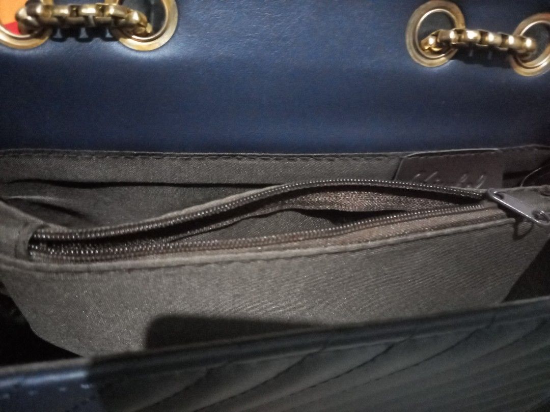 Chain shoulder bag dark blue (Category: Shoulder Bags) located in Tagbilaran City. Submitted by m_j_y_m.turtle (Listing ID 1370956493, Image 3). Description: used only 2-3 times good as new chain can be adjusted as shoulder or sling type.