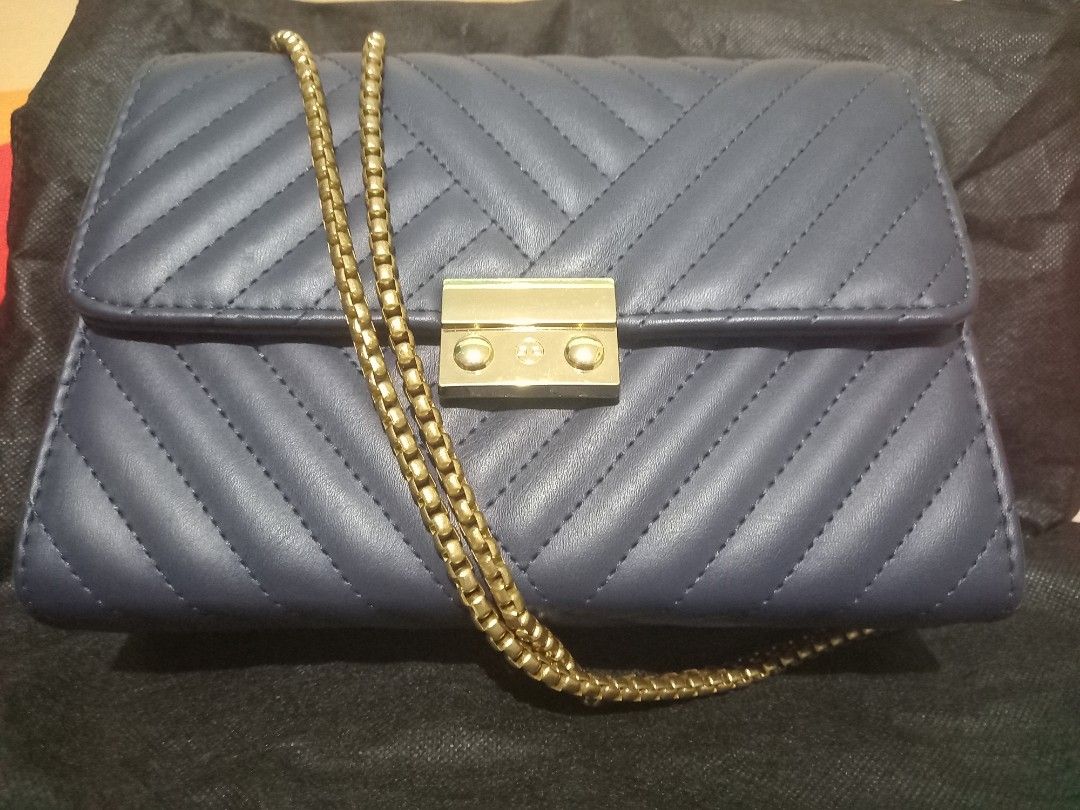 Chain shoulder bag dark blue (Category: Shoulder Bags) located in Tagbilaran City. Submitted by m_j_y_m.turtle (Listing ID 1370956493, Image 1). Description: used only 2-3 times good as new chain can be adjusted as shoulder or sling type.