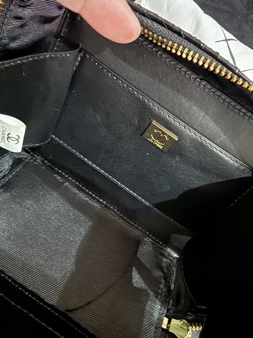 Sling crossbody Chanel (Category: Luxury Bags & Wallets) located in Makati City. Submitted by neejga (Listing ID 1370856864, Image 3). Description: NGA.