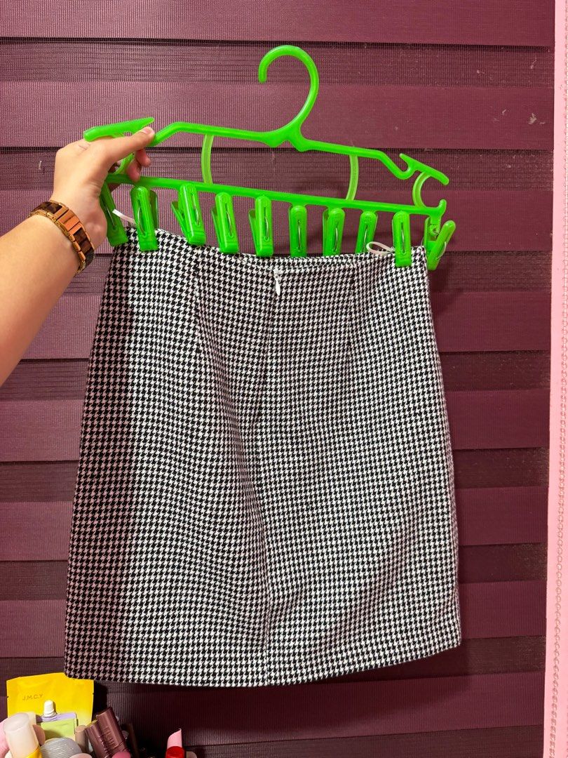 Checkered Skirt (Category: Skirts) located in Bulacan. Submitted by henlooo03 (Listing ID 1370951381, Image 3). Description: Size 26-27 length 17.