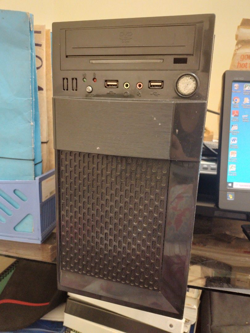 Computer Set (Category: Desktops) located in Caloocan City. Submitted by teacherjen53235 (Listing ID 1370820682, Image 2). Description: .