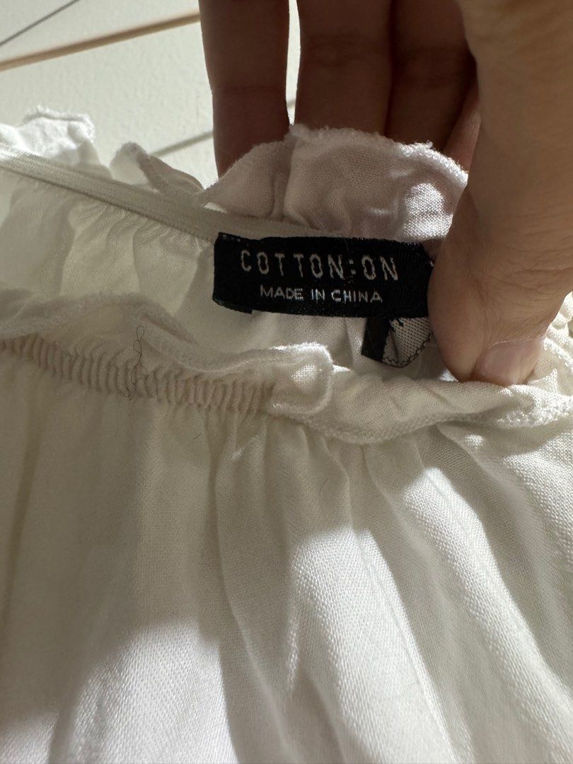 Cotton On White Off Shoulder Top (Category: Blouses) located in Makati City. Submitted by danandy12 (Listing ID 1370893379, Image 3). Description: Flattering white off shoulder top ❤️ it’s also a bit cropped so it looks amazing with maxi skirts! Message me for when worn 😊 Size: XXS, but can also fit XS-M RFS: Decluttering .