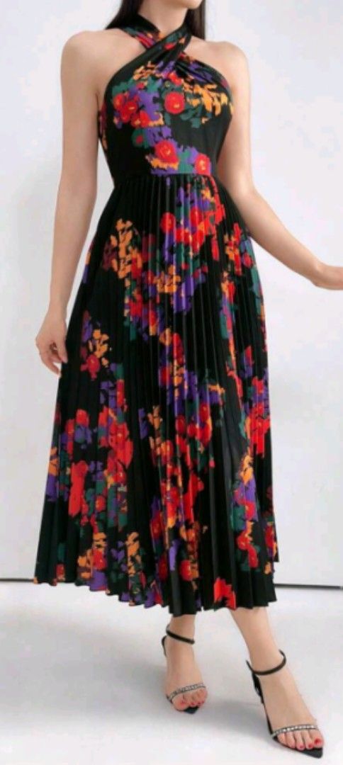 Floral haltered and pleated dress (Category: Dresses) located in Quezon City. Submitted by faramiza (Listing ID 1370857061, Image 3). Description: never used. namali ng size very nice in actual medium size ₱750 pa to sa app.