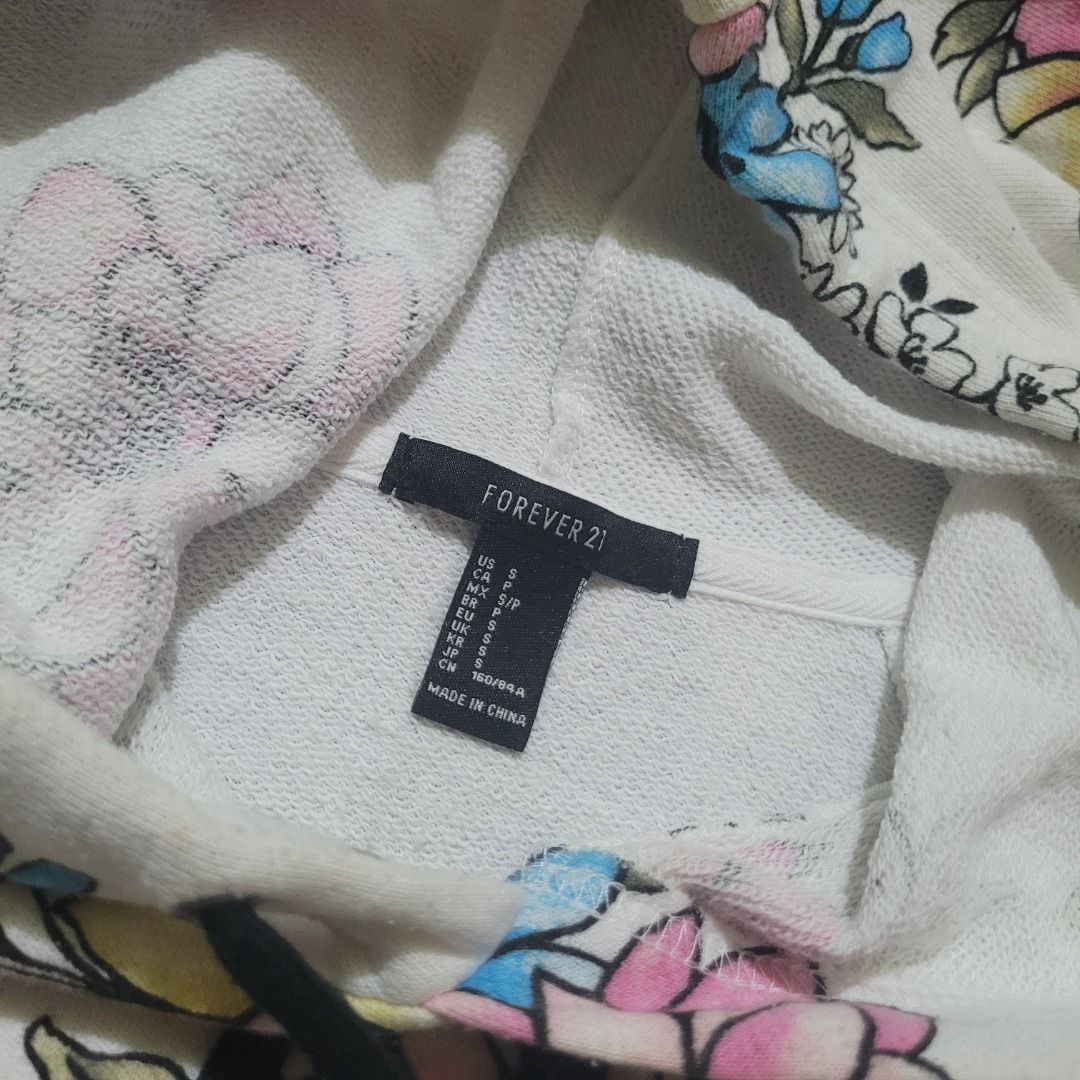 forever 21 floral hoodie (Category: Coats, Jackets and Outerwear) located in Marikina City. Submitted by jie68 (Listing ID 1370973311, Image 2). Description: ♡ small ♡ cropped ♡ authentic f21 from mall ♡ bust: 38 ♡ length: 15 inches.