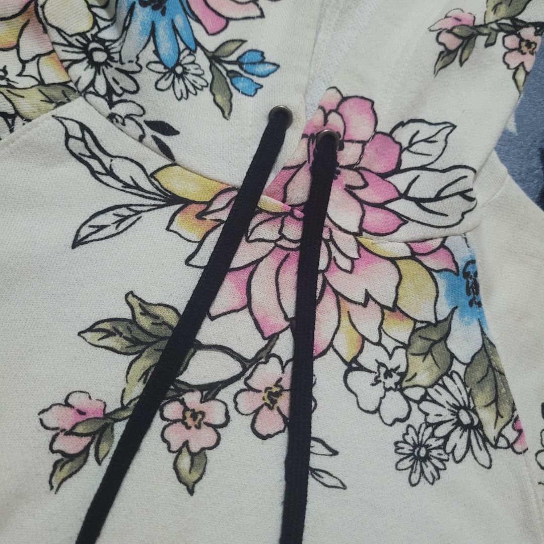 forever 21 floral hoodie (Category: Coats, Jackets and Outerwear) located in Marikina City. Submitted by jie68 (Listing ID 1370973311, Image 3). Description: ♡ small ♡ cropped ♡ authentic f21 from mall ♡ bust: 38 ♡ length: 15 inches.