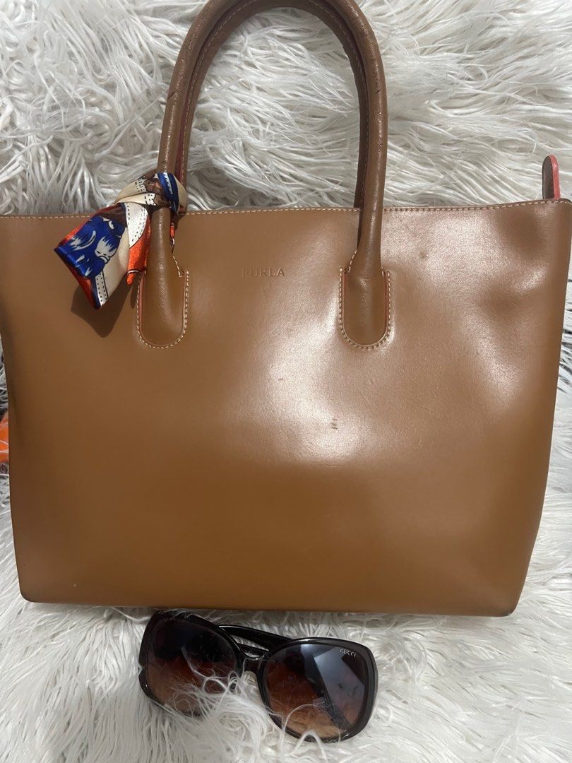 Furla small bag preloved (Category: Tote Bags) located in Quezon City. Submitted by atetski (Listing ID 1370800958, Image 1). Description: Authentic brand Minor flaws Japan source Ready to use Send me offer Gcash payment Lalamove or j&t.