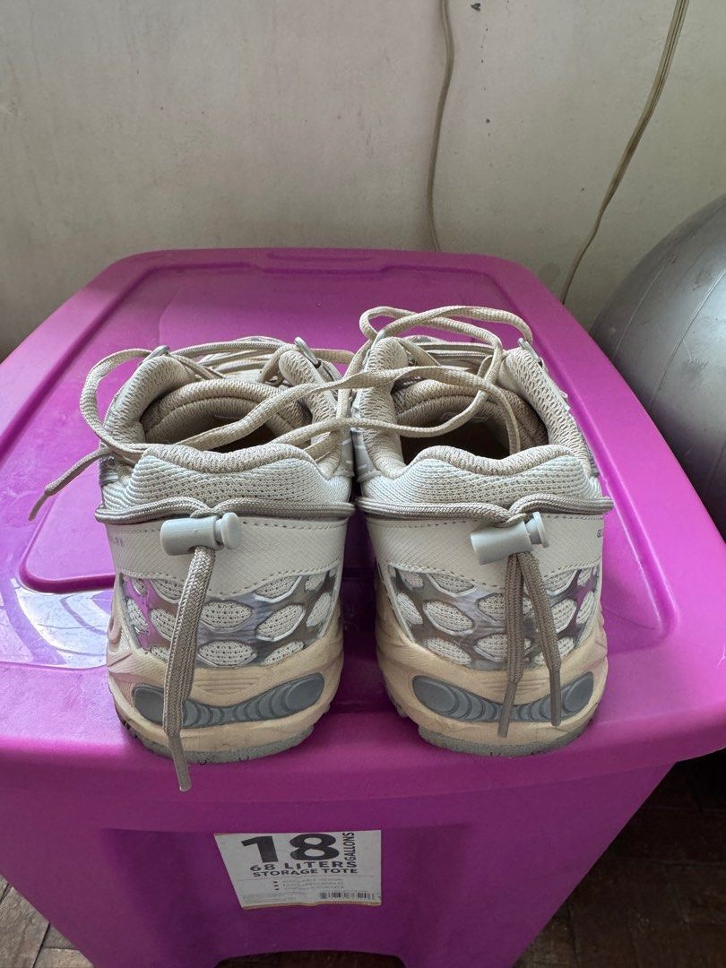 Gel Kahana TR V2 cream (Category: Sneakers) located in Quezon City. Submitted by edrickcu (Listing ID 1370894351, Image 3). Description: Gel Kahana TR V2 cream. Condition 9/10 Rfs: not using anymore.