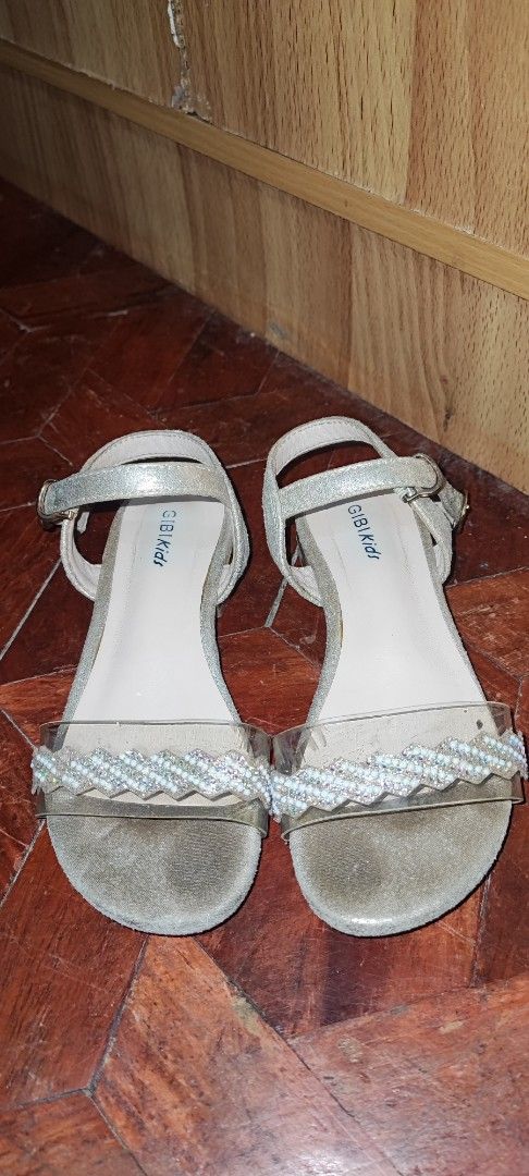 Gibi Kids Gold Sandals (Category: Babies & Kids Fashion) located in Tacloban City. Submitted by chaomg (Listing ID 1370978660, Image 1). Description: Gibi Kids Gold Sandals Well used but well loved, just needs cleaning. Hard to let go pero di na kasya. no inclusions. ***Fixed price*** Size: 7" or 18cm insole MOP: Maya Courier: JnT (shouldered by buyer).