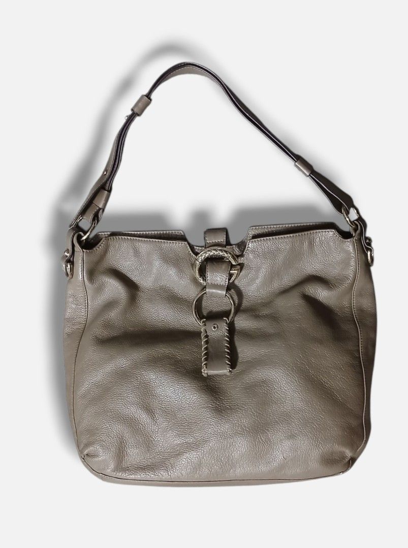 Gucci Leather Hobo Bag (Category: Luxury Bags & Wallets) located in Zamboanga. Submitted by corneliasbags (Listing ID 1370955158, Image 3). Description: -malinis interior and body -genuine leather -gold hardware in good condition -may maliit na rub sa bottom (please check as highlighted in photo).