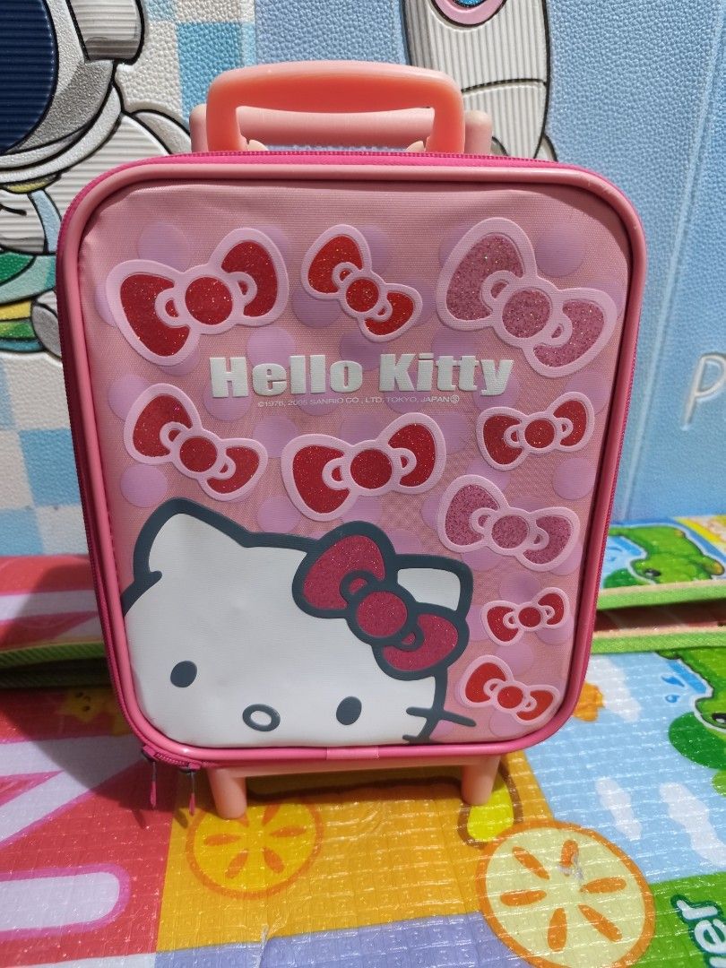 Hello Kitty Luggage (Category: Luggage) located in Manila. Submitted by MissPanda (Listing ID 1370816071, Image 3). Description: Preloved Hello Kitty Luggage bought in Japan. with minimal signs of usage. Issue: Basag yung sa may handle. Kayo na bahala umayos. 😂 300 only.
