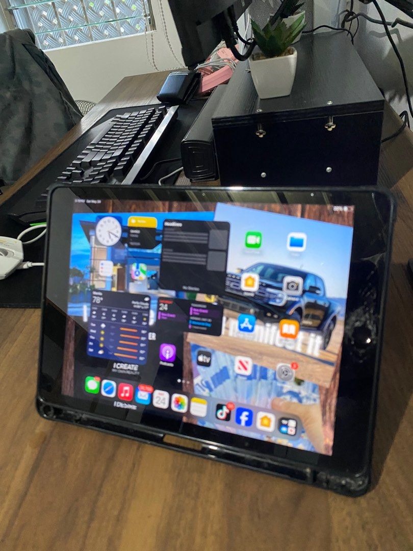Ipad 9th gen (256gb) (Category: iPad) located in San Pedro. Submitted by jm.macabulos17 (Listing ID 1370896968, Image 3). Description: for sale Ipad 9th gen 256GB Used it for work with box Issue: Cracked screen, all working RFS: Upgrade.