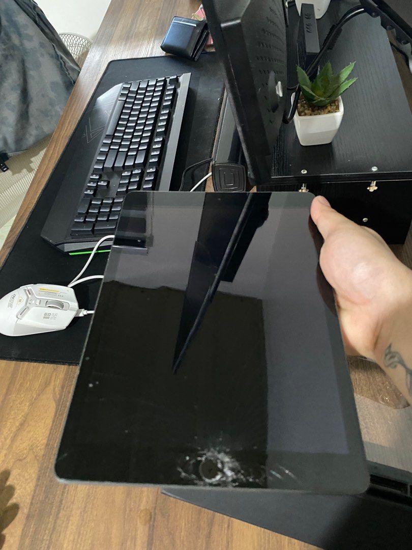 Ipad 9th gen (256gb) (Category: iPad) located in San Pedro. Submitted by jm.macabulos17 (Listing ID 1370896968, Image 2). Description: for sale Ipad 9th gen 256GB Used it for work with box Issue: Cracked screen, all working RFS: Upgrade.