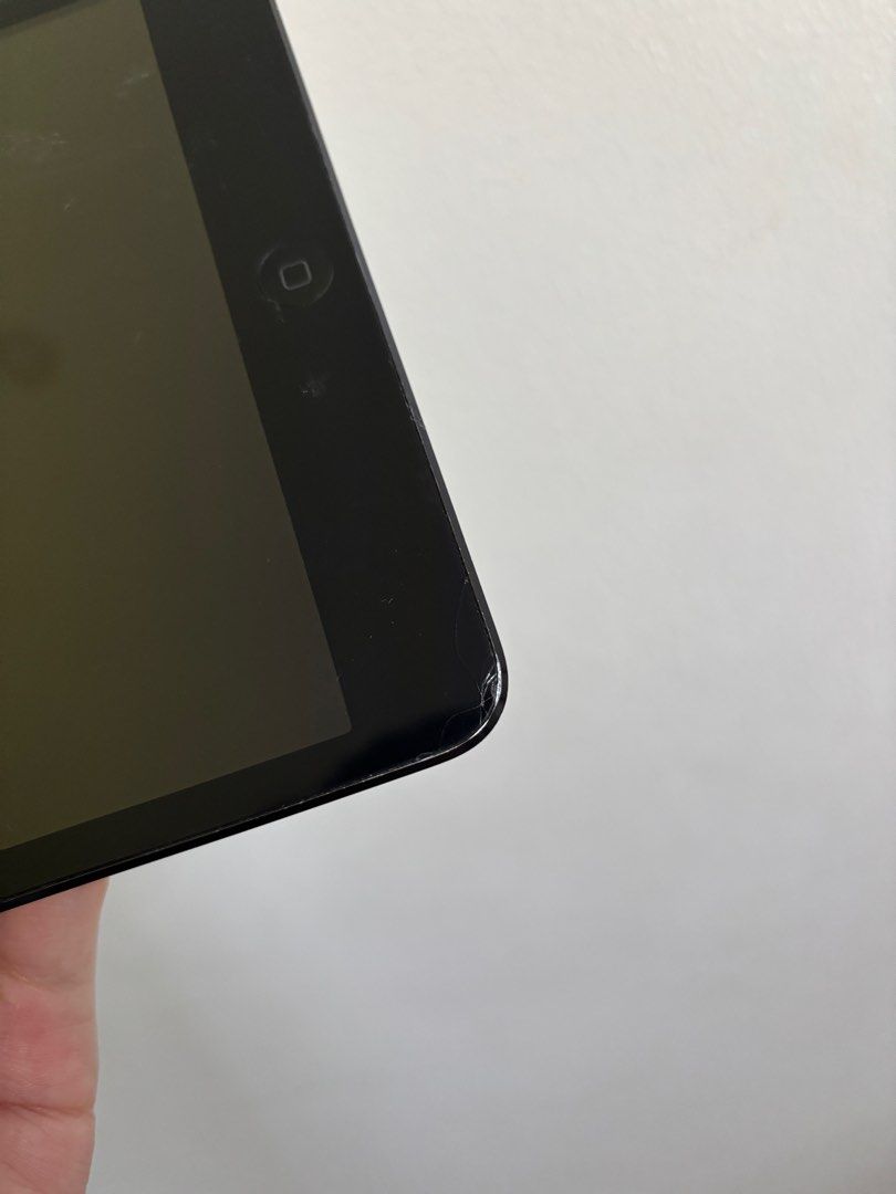 ipad mini 1 (Category: iPad) located in Rizal. Submitted by boomidum (Listing ID 1364308734, Image 3). Description: all goods no major flaws , minor flaws and signs of use lang rfs: funds everything works no charger included.