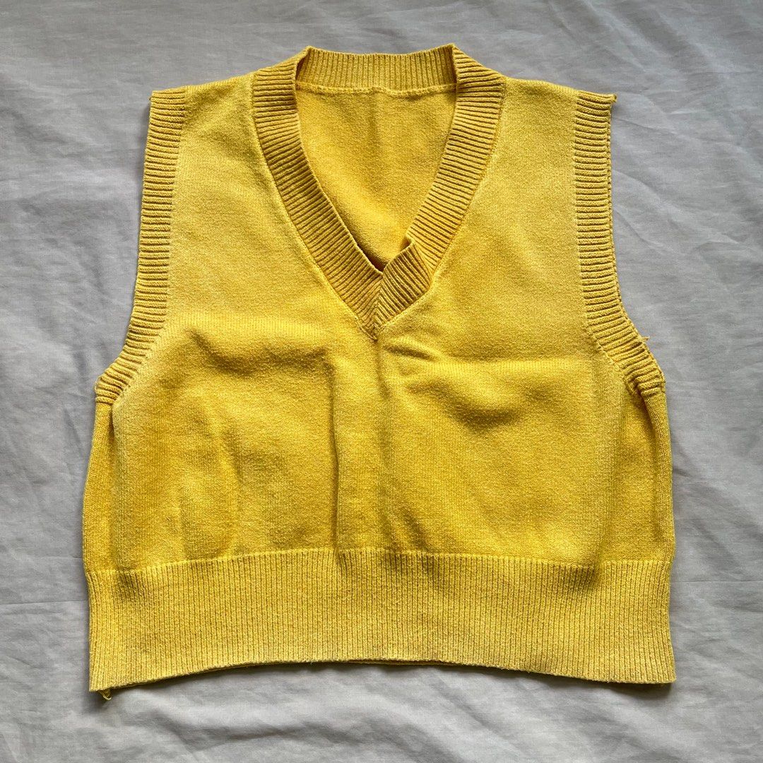 Knitted Vest (Category: Blouses) located in Bangui. Submitted by francisjericka (Listing ID 1370835420, Image 1). Description: bought online RS: decluttering.