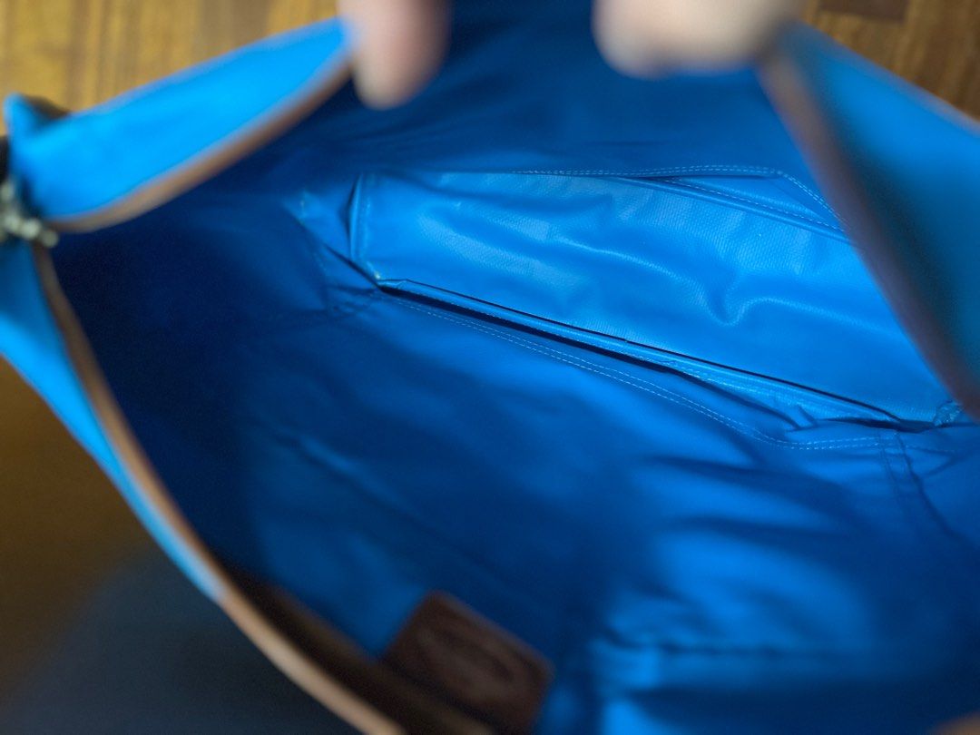 Longchamp Messenger Sling (Category: Luxury Bags & Wallets) located in Quezon City. Submitted by yoursnapo888 (Listing ID 1370862756, Image 3). Description: Good as new Aunthetic Lighy used Unisex Fits Laptop Adjustable Strap .