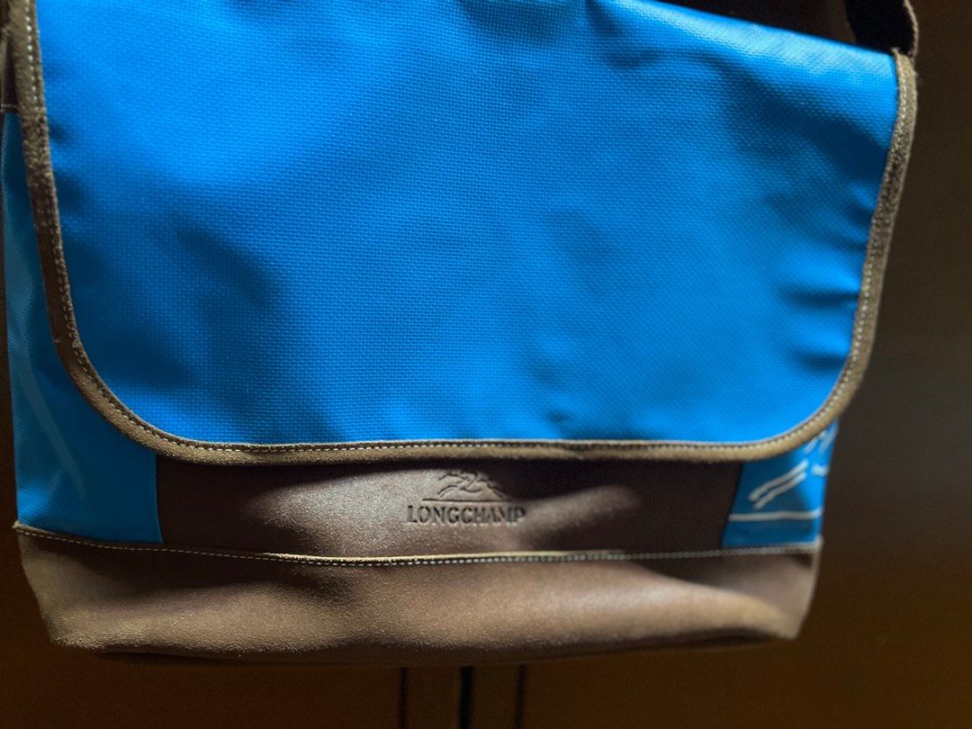 Longchamp Messenger Sling (Category: Luxury Bags & Wallets) located in Quezon City. Submitted by yoursnapo888 (Listing ID 1370862756, Image 2). Description: Good as new Aunthetic Lighy used Unisex Fits Laptop Adjustable Strap .