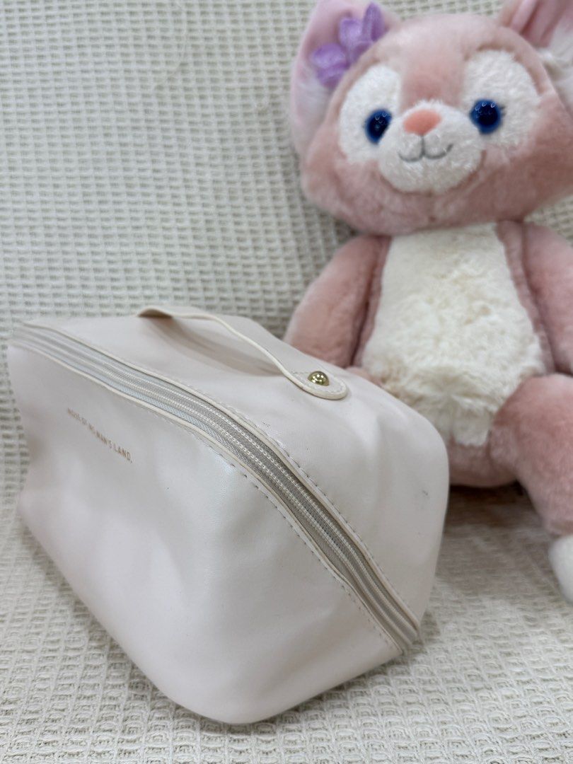 Makeup Pouch (Category: Purses & Pouches) located in Kuala Lumpur. Submitted by virosec (Listing ID 1370869401, Image 2). Description: Super big compartment 🫶🏻.