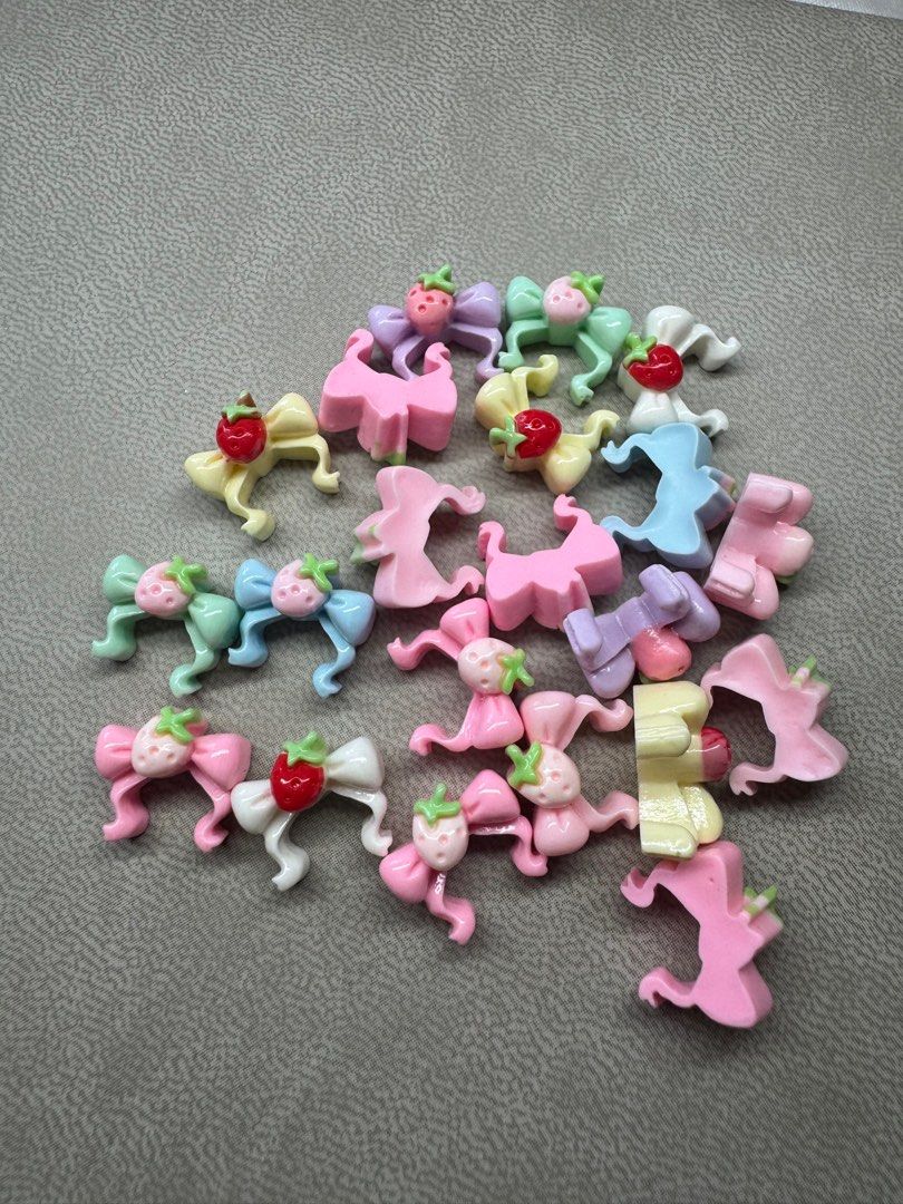 Miniatures / Charms / Flower Acrylics (Category: Handmade Craft) located in Pasig City. Submitted by laruarn.tv (Listing ID 1370871484, Image 3). Description: price range 80-250 take all - 800 only 🥰 📍pasig.