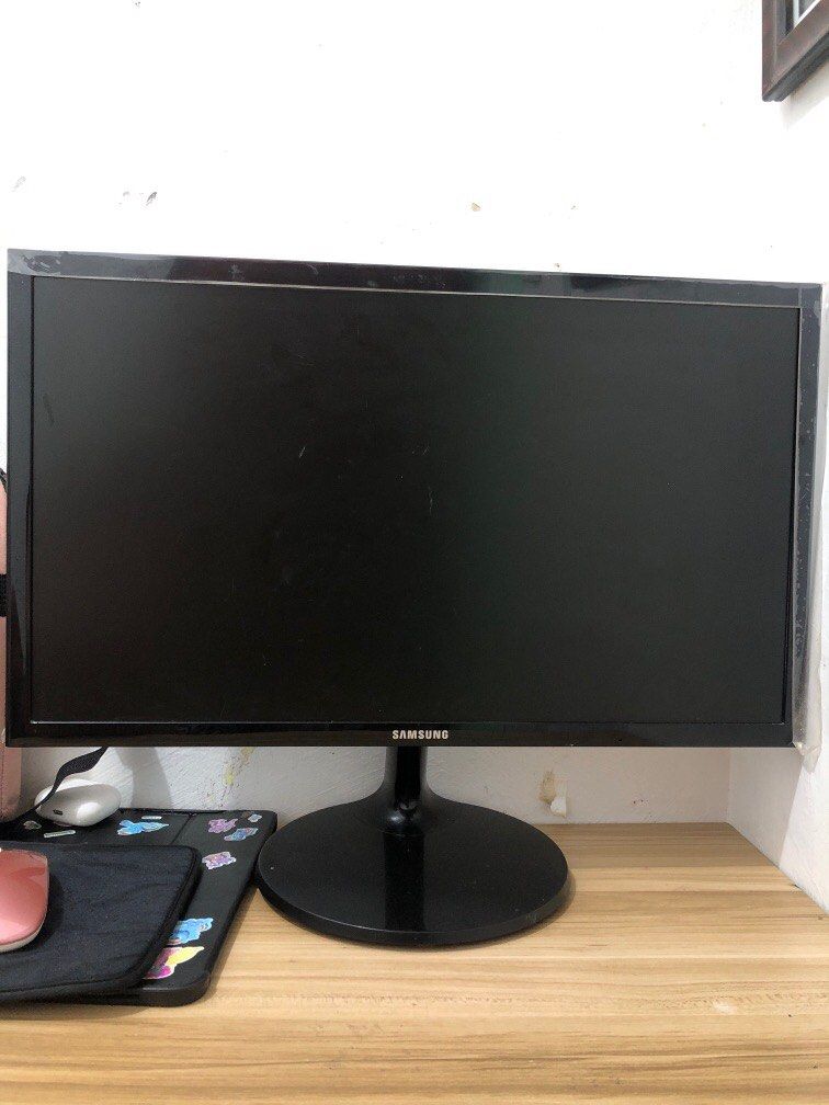Monitor/Desktop/ Samsung minitor (Category: Desktops) located in Caloocan City. Submitted by cprcn1990 (Listing ID 1370943010, Image 1). Description: Like New 3 months lang nagamit. Reason : Wala na yung old cpu ayaw na gumana ng cpu kaya nag laptop nlng ako.