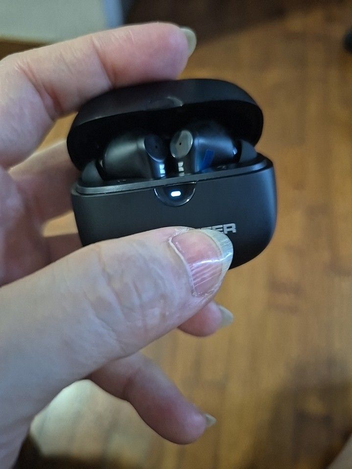 Monster Earbuds Aura Fit (Category: Earphones) located in Singapore. Submitted by adelineyh (Listing ID 1370887260, Image 3). Description: Brand new Monster earbuds with charging case. Type C charging. Black case with Monster logo. Perfect for music and calls. 10m transmission distance. Good bass. High performance MEMS Calls. Fixed price, fix location. Delivery click Buy Now..