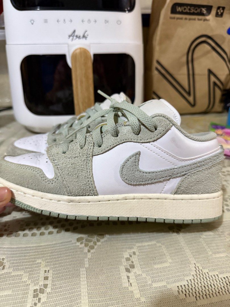 Nike Air Jordan 1 Low SE (Category: Sneakers) located in Manila. Submitted by sofiasdecluttering (Listing ID 1369284390, Image 2). Description: Original Air Jordan Low SE Size 5Y, UK4.5/EUR37.5/CM 23.5 .