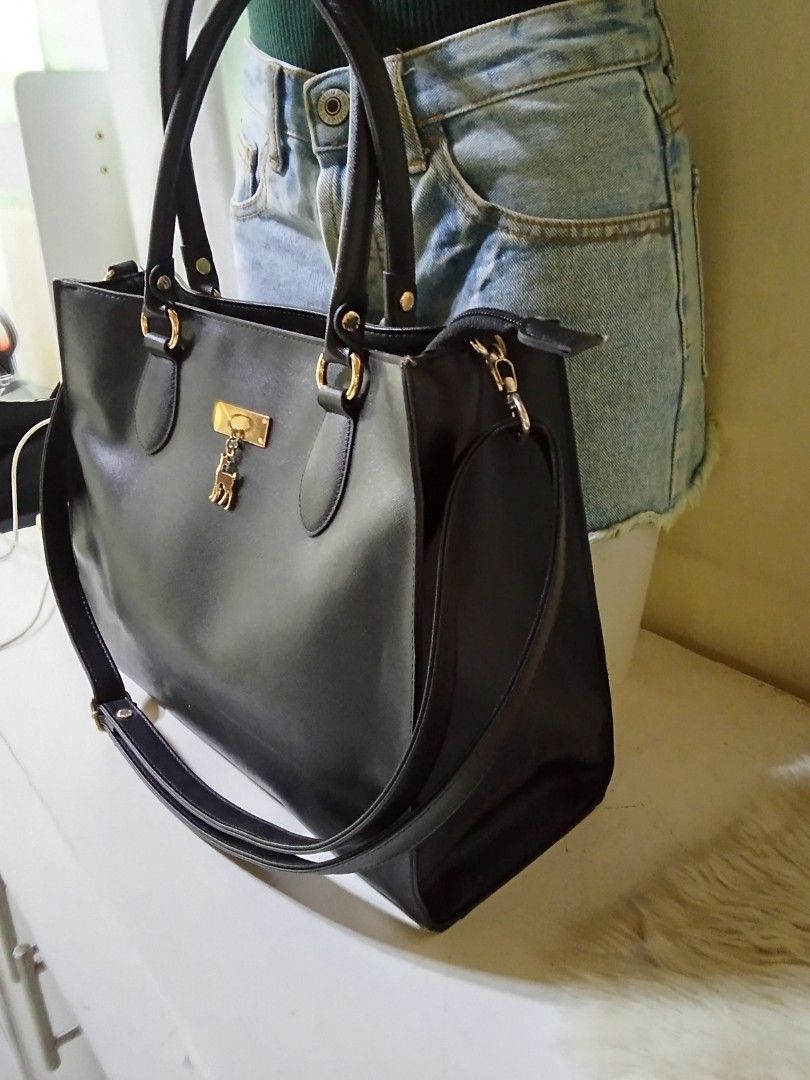Pelle Borsa (Category: Luxury Bags & Wallets) located in Bantayan. Submitted by hwagmahiyangtumawad (Listing ID 1370843640, Image 3). Description: good as brandNEW ❤️ super ang ganda..desente,elegant..sosyal! perfect pang office and school..