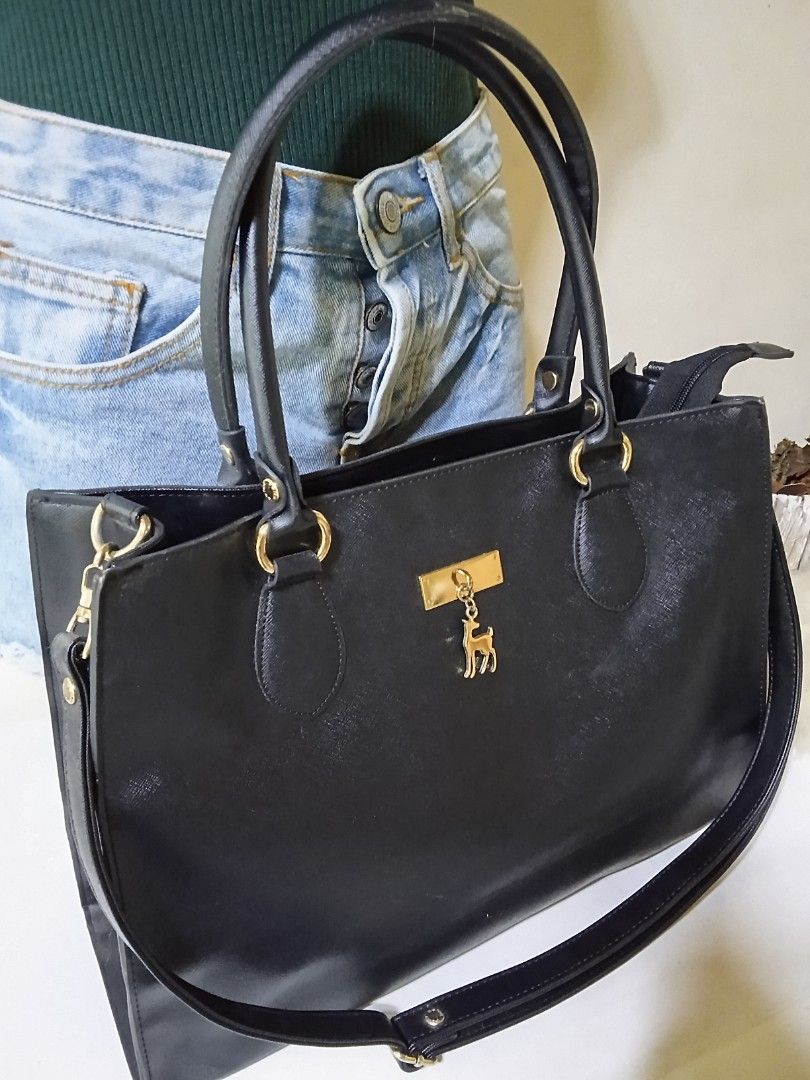 Pelle Borsa (Category: Luxury Bags & Wallets) located in Bantayan. Submitted by hwagmahiyangtumawad (Listing ID 1370843640, Image 2). Description: good as brandNEW ❤️ super ang ganda..desente,elegant..sosyal! perfect pang office and school..