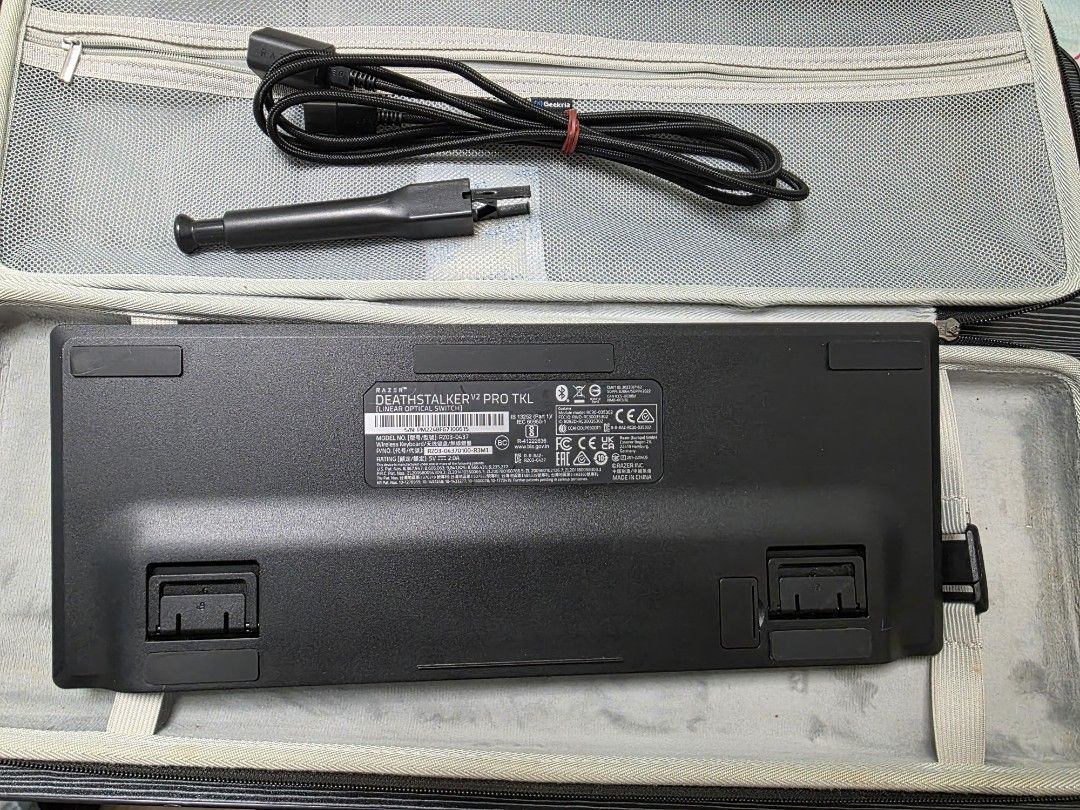Razer Deathstalker V2 Pro TKL (Category: Computer Keyboard) located in Singapore. Submitted by shafie_cheffie (Listing ID 1370902033, Image 3). Description: No box, all original accessories included. lightly used and I have switched gaming to my laptop.FOC key cap remover tool..
