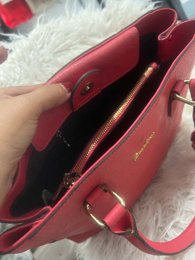 Red banabana bag preloved (Category: Tote Bags) located in Quezon City. Submitted by atetski (Listing ID 1370824537, Image 3). Description: Authentic brand Korea source Crocodile leather Clean and ready to use No issue Gcash payment Lalamove or j&t.