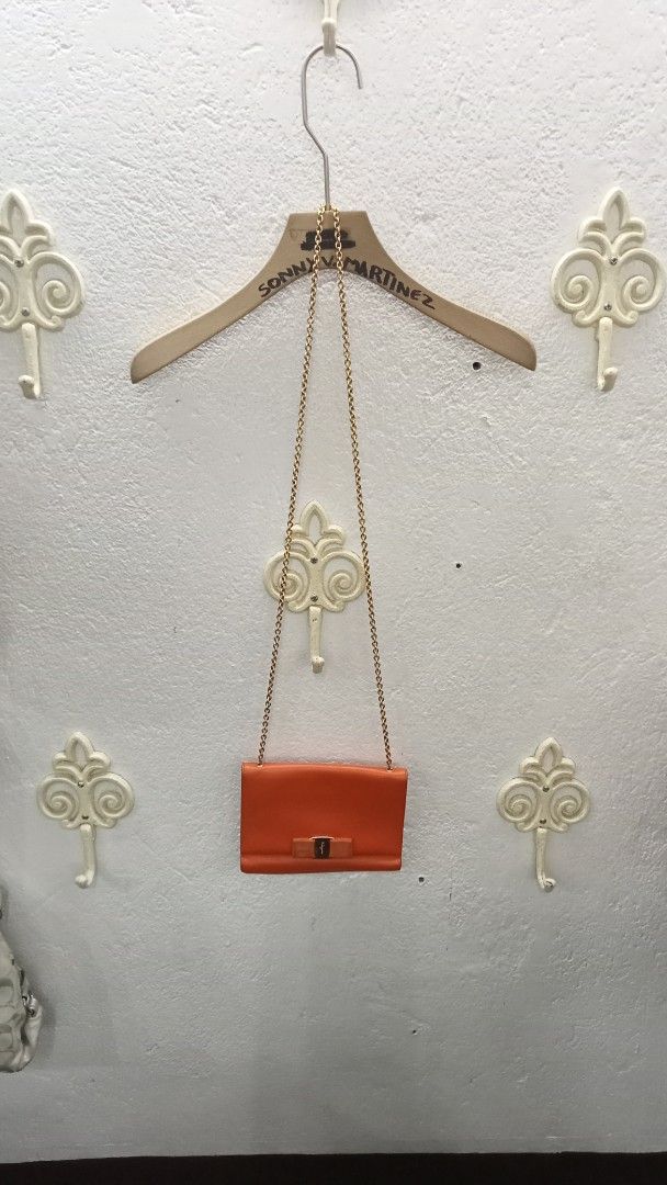 Salvatore Ferragamo (Category: Luxury Bags & Wallets) located in Naga. Submitted by aboy1234245 (Listing ID 1370870505, Image 1). Description: Salvatore Ferragamo Excellent may dumi lang sa tela sa may metal logo.