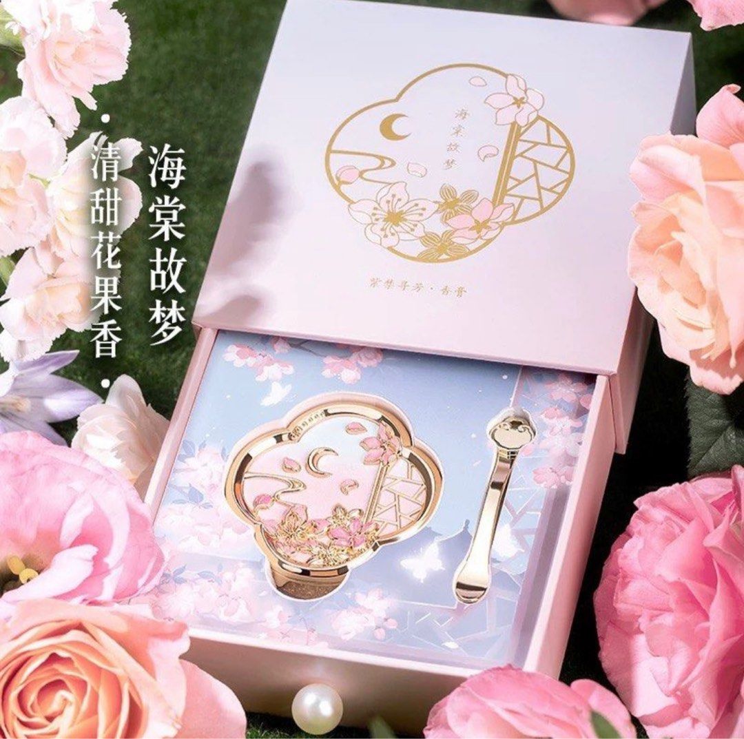 Solid Perfume (Category: Fragrance & Deodorants) located in Singapore. Submitted by qiyin (Listing ID 1370965033, Image 1). Description: Expiry in Sept 2026..