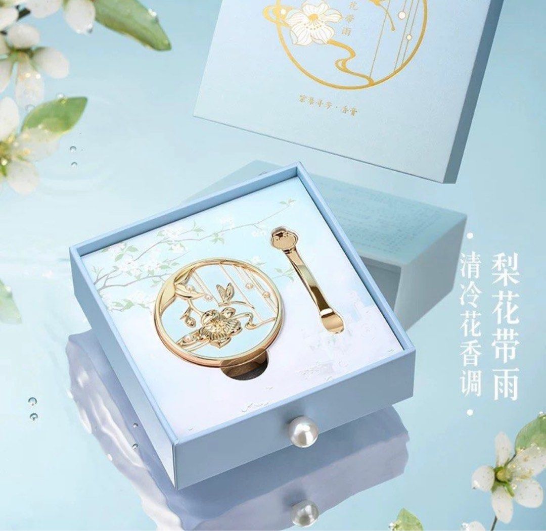 Solid Perfume (Category: Fragrance & Deodorants) located in Singapore. Submitted by qiyin (Listing ID 1370965033, Image 2). Description: Expiry in Sept 2026..