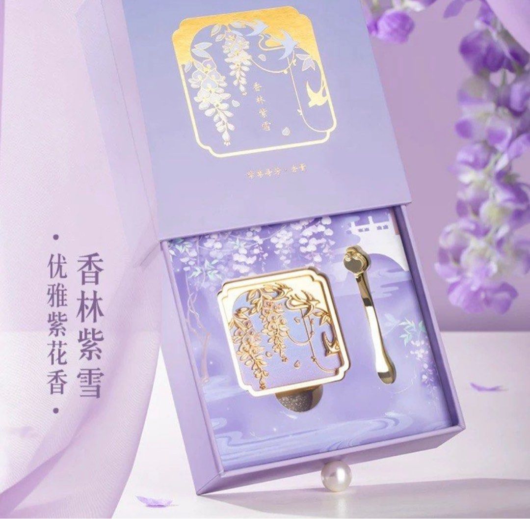 Solid Perfume (Category: Fragrance & Deodorants) located in Singapore. Submitted by qiyin (Listing ID 1370965033, Image 3). Description: Expiry in Sept 2026..