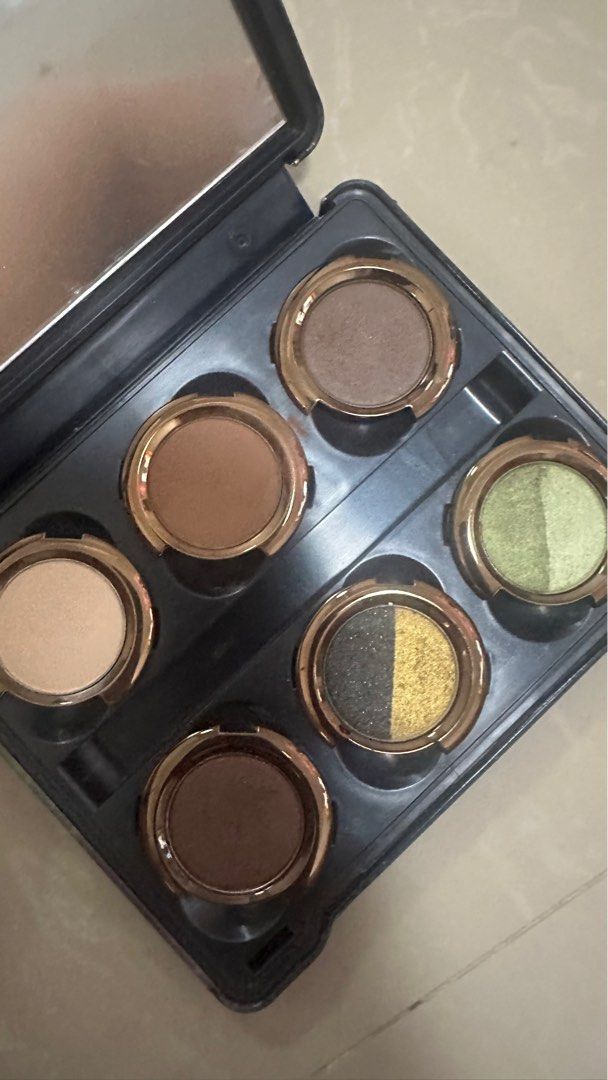 Urban decay & smashbox palette (Category: Makeup) located in Manila. Submitted by eychteee (Listing ID 1370823967, Image 3). Description: Expired..