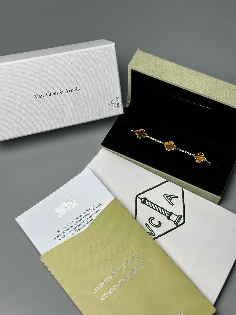 VCA bracelet (Category: Bracelets) located in Manila. Submitted by dough_lux (Listing ID 1370886894, Image 1). Description: 17cm Complete inclusion Authentic .