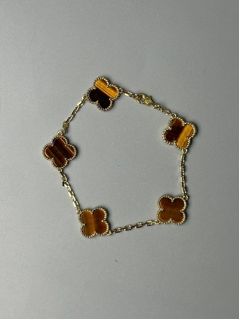 VCA bracelet (Category: Bracelets) located in Manila. Submitted by dough_lux (Listing ID 1370886894, Image 2). Description: 17cm Complete inclusion Authentic .