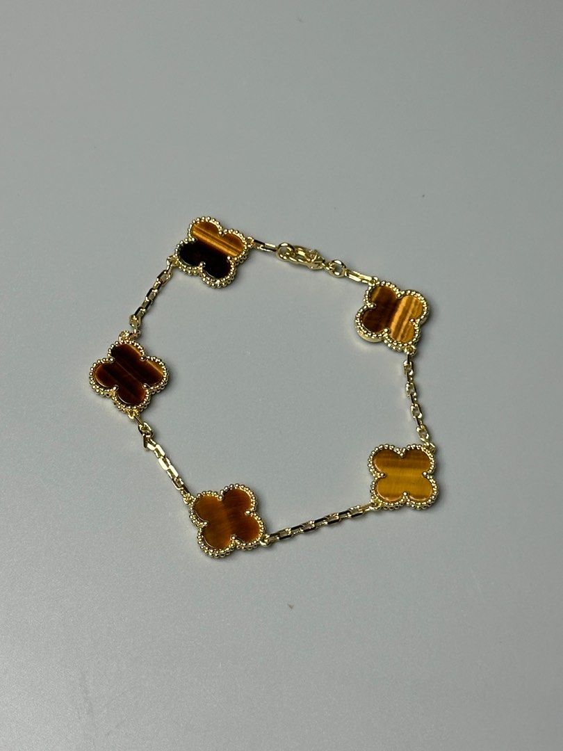 VCA bracelet (Category: Bracelets) located in Manila. Submitted by dough_lux (Listing ID 1370886894, Image 3). Description: 17cm Complete inclusion Authentic .