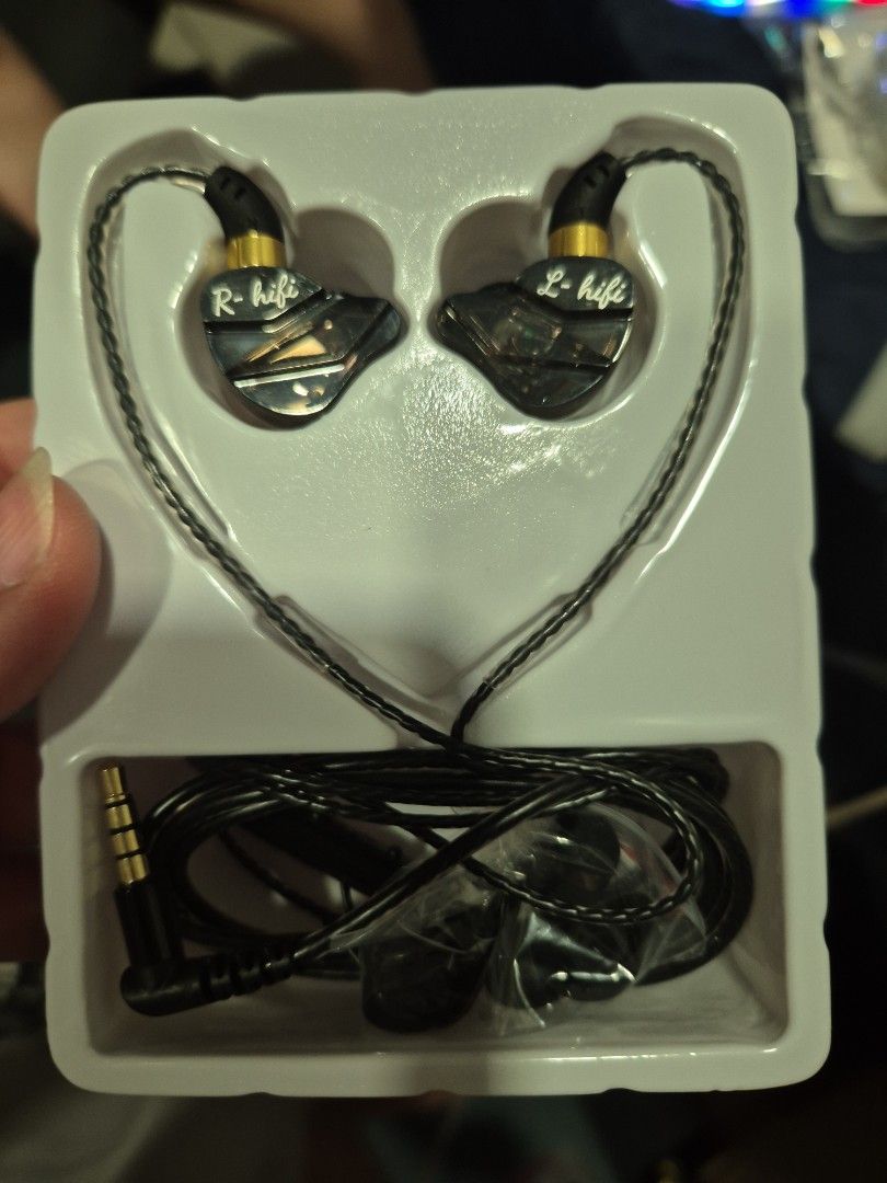 Wired earphones with microphone63147664028163110