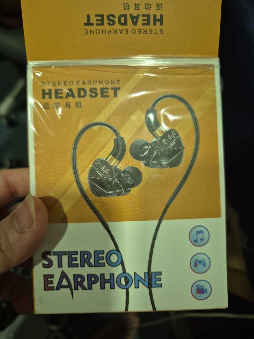 Wired earphones with microphone63147664028163111