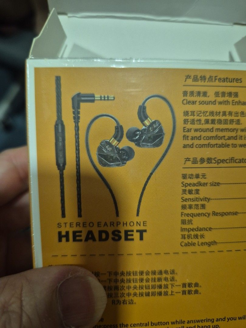 Wired earphones with microphone63147664028163112