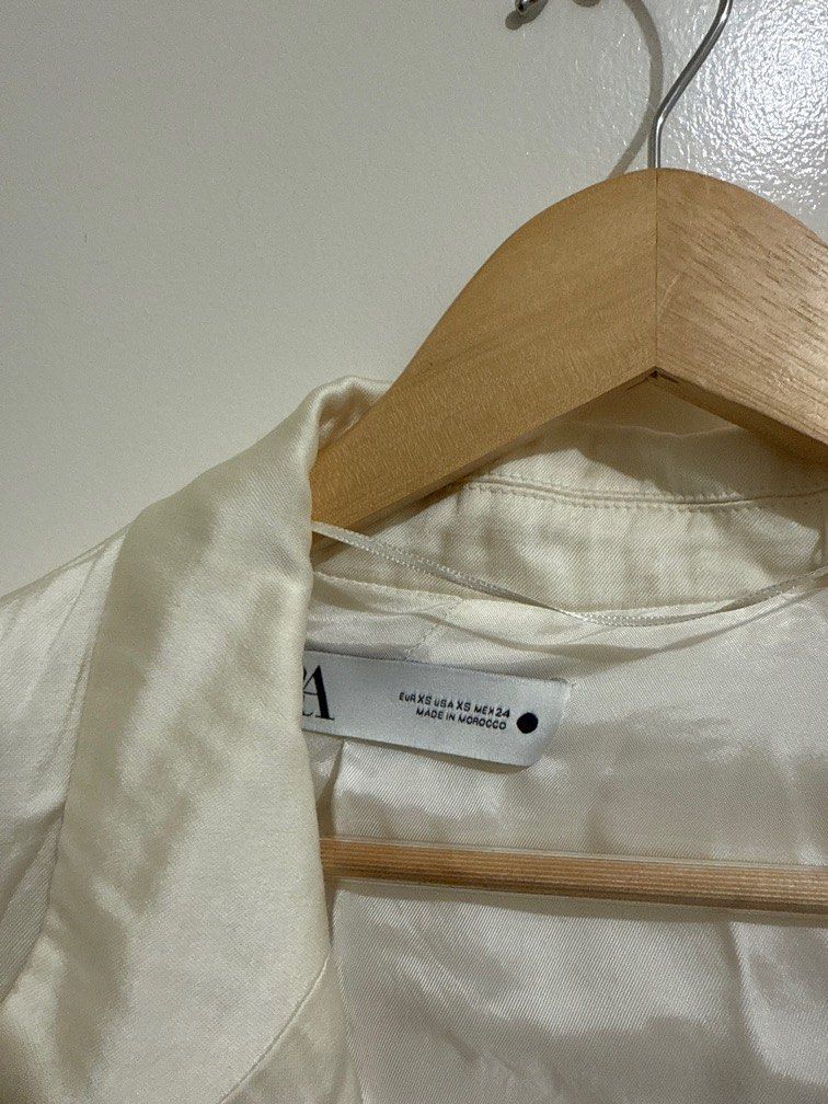 Zara Oversized Satin White Coat Blazer (Category: Coats, Jackets and Outerwear) located in Manila. Submitted by cdcloset (Listing ID 1370837275, Image 2). Description: .