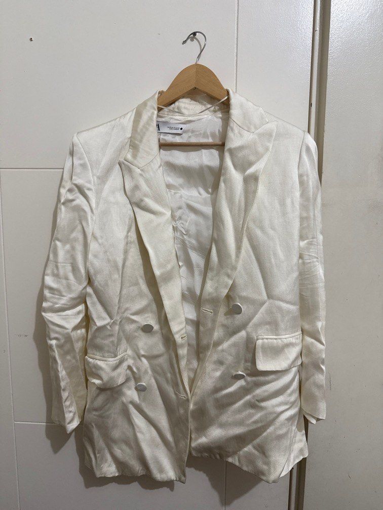 Zara Oversized Satin White Coat Blazer (Category: Coats, Jackets and Outerwear) located in Manila. Submitted by cdcloset (Listing ID 1370837275, Image 1). Description: .