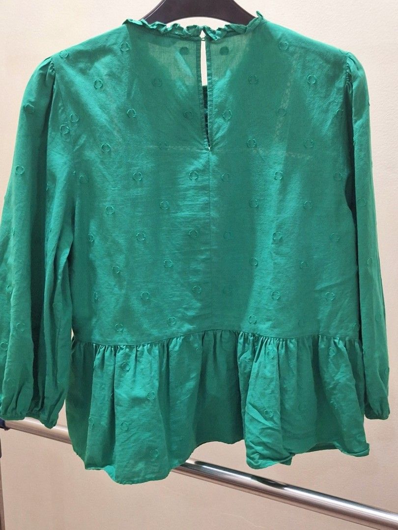 ZARA Peplum Blouse (Category: Blouses) located in Makati City. Submitted by worn2work_treasures (Listing ID 1370854907, Image 2). Description: .