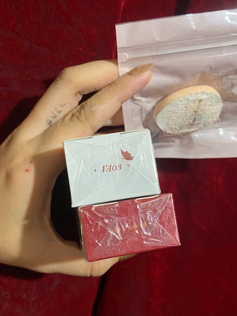[3 PCS] Flower Knows Bundle TAKE ALL BRANDNEW & SEALED (Read description) (Category: Makeup) located in Manila. Submitted by sweetcinnamon13 (Listing ID 1370979276, Image 2). Description: 3 pcs for only 1k pesos na! •BRANDNEW AND SEALED •Authentic (can scan barcode) — Midsummer Fairytales Concealer - #VA03 • Suitable for yellow and white skin, applied to acne scars Click to cover, or have a darker skin tone Used as a brightening solution. — Straw