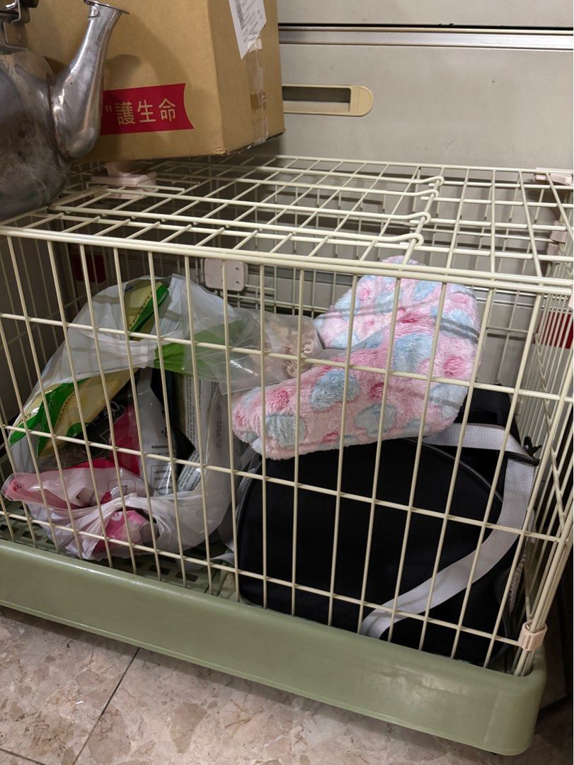 由 wen0010 (刊登 ID 1371130562，圖片 1) 提交，位於 高雄市 (Kaohsiung) 的 兔子外出籠 籠子 牧草 飼料 小窩 除臭 (類別：寵物及其他)，說明：因爲個人因素決定二手賣掉兔子用品 兔子用品都使用兩個月而已 都在寵物店購買 兔籠 因為兔子會卡腳 平時都有用墊子（綠） 售$2000 便盆+松木砂（蠻大包的 還剩一半） 售$450 飼料（凡賽爾 幼兔1.75公斤）+牧草（瑞比兔先生15oz）一包提摩西草 全新 一包苜蓿草 用了一點點而已 +一包蘋果口味磨牙棒 售$850 兔窩+飲水機+牧草袋 售$650 外出籠+牽引繩 售$400 以上全帶售$4000 以全帶為佳，亦可拆售 高雄自取優先，如需郵寄自行負擔運費 - 歡迎私訊。