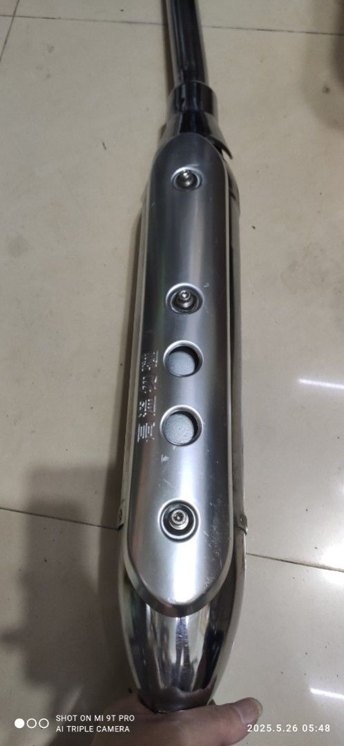 由 lkkk567 (刊登 ID 1370975713，圖片 1) 提交，位於 台中市 (Taichung) 的 野狼傳奇 B3D 原廠排氣管 魚雷管 二手 (類別：汽機車零配件)，說明：野狼傳奇 B3D 原廠排氣管 魚雷管 二手 東西如圖，最前段部分有生鏽，噴耐熱銀漆， 護片有噴銀漆， 排氣管護片內有生鏽，噴耐熱銀漆， 原廠魚雷管還蠻重的， 郵寄運費150 龍井交流道下附近可自取。