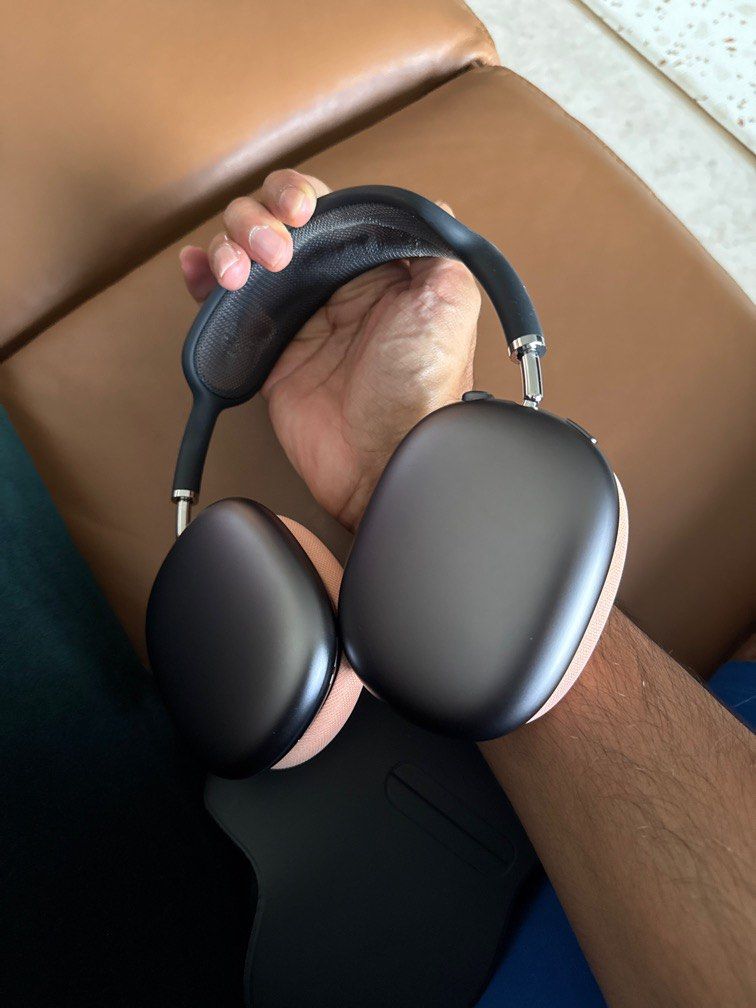 Airpods Max with clean new original ear cushions! (Category: Headphones & Headsets) located in Singapore. Submitted by david9478484589 (Listing ID 1371058930, Image 2). Description: Final freaking offer of 320. Nothing lower and no stupid questions like if its under warranty. Thanks Head cushions brand new, bought from apple in April 2025 so that you dont have to deal with any sweat or germs that is not yours! Original from apple, receipt from cu